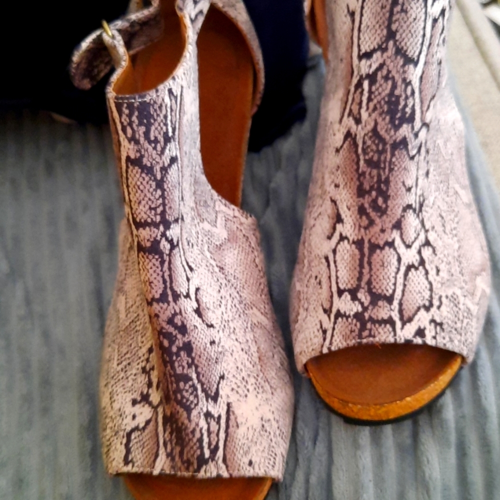 Snake skin pattern wedge sandals